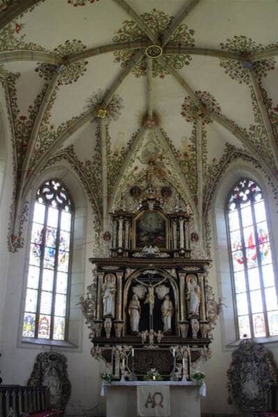 Der Blick zum Altar mit den wunderschönen bunten Fenstern in der Bergkirche in Schleiz