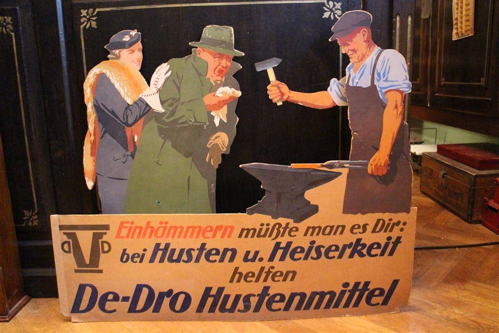 alte Werbeschilder im Drogeriemuseum in der Löwendrogerie in Oelsnitz