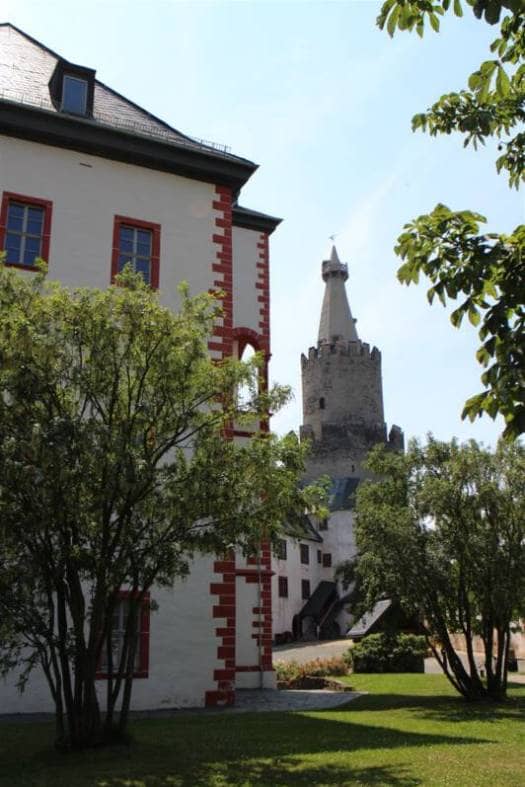 Osterburg Weida - im Innenhof der Burg - im Bild rechts der Bergfried