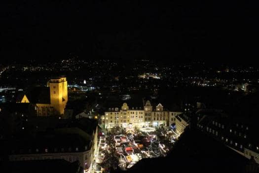 Blick auf den Plauener Weihnachtsmarkt vom Rathausturm
