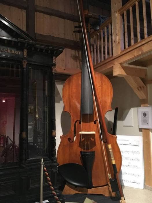 die größte spielbare geige kommt aus Markneukirchen im Vogtland und ist im Musikinstrumentenmuseum zu bewundern