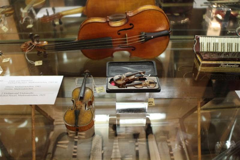 Die Ausstellung im im Musikinstrumentenmuseum zeigt auch zahlreiche kuriose Instrumente - Ausflugstipp Markneukirchen im Vogtland