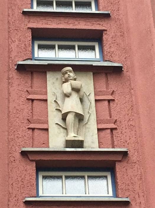 Architekt Rudolf Ladewig - neue Sachlichkeit in Reichenbach im Vogtland Figure von Johannes Göldel an der Höheren Textilschule