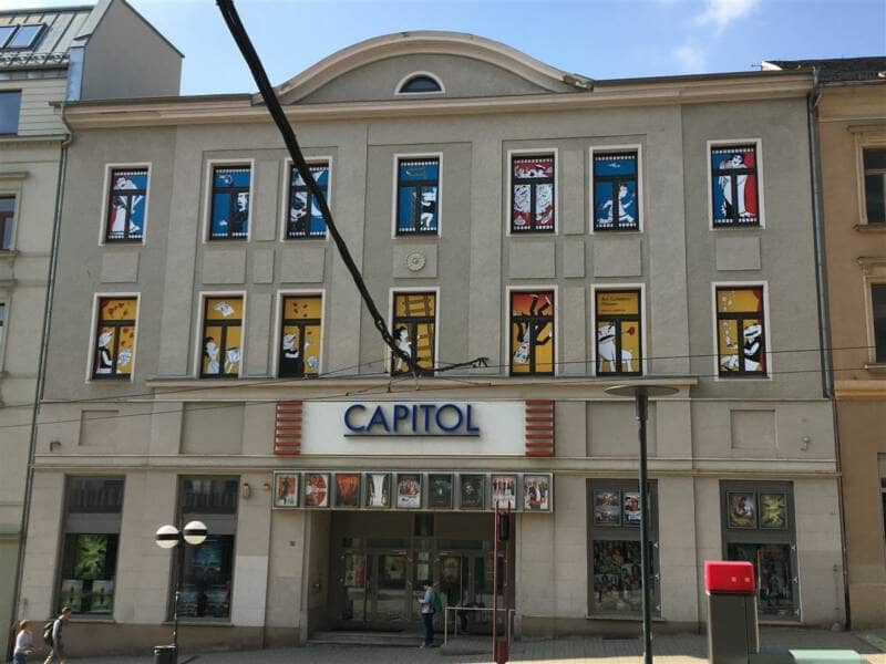 Vater und Sohn am Kino "Capitol" in Plauen