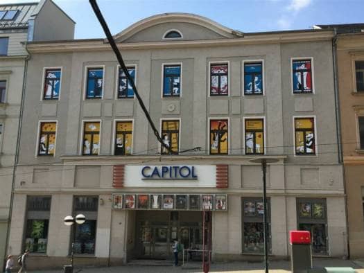 Vater und Sohn am Kino "Capitol" in Plauen