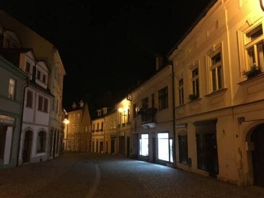 Blick auf die Gassen von Loket bei Nacht - Ein Ausflug nach Loket bei Karlsbad in Tschechien