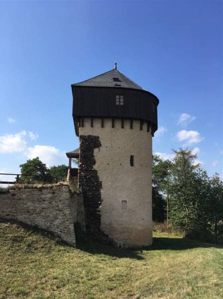 Blick auf den halbrunden Turm der Burg Hartenstein