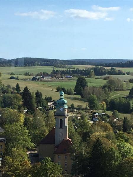 Die Kirche "Zum heiligen Kreuz" in Auerbach