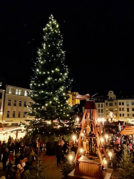Ausflug in Sachsen zu Weihnachten: Die Pyramide in Plauen auf dem Weihnachtsmarkt
