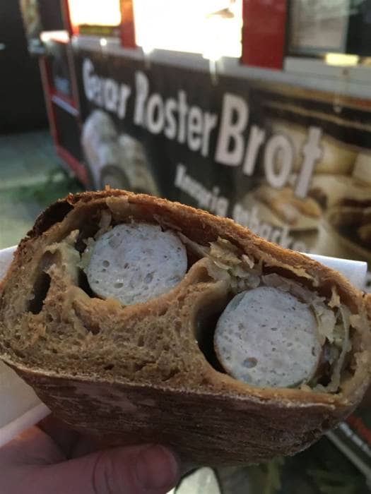 Köstliche Leckereien auf dem Märchenmarkt in Gera: Roster im Brot gebacken