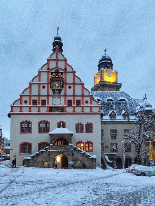 Ausflug im Winter in Sachsen - winterlicher Spaziergang durch Plauen - Rathaus