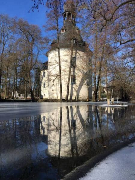 Die Kapelle in Kauschwitz liegt idyllisch an einem kleinen Teich