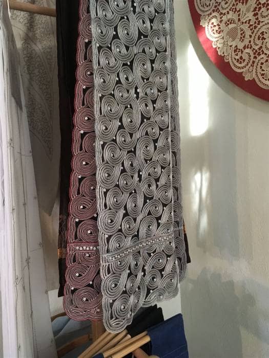 Schaustickerei - Schal mit einer für die 30er Jahren typischen Schnürlistickerei