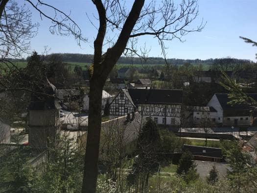 Aufstieg zur Burgrune Wiedersberg und Blick auf den Ort