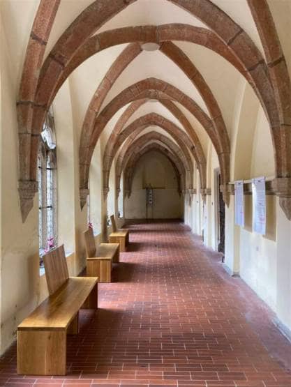 Kreuzgang im Franziskanerkloster mit Klostergarten in Cheb (Eger) - zahlreiche gut erhaltene Kirchbauten laden zum Besuch ein