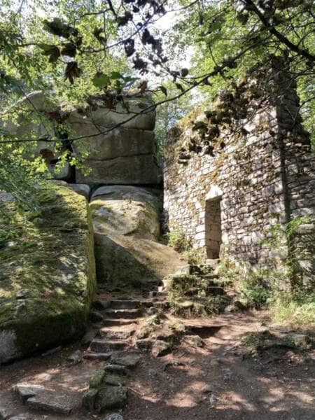 Die  Ruine der Ostburg am Waldstein in Franken